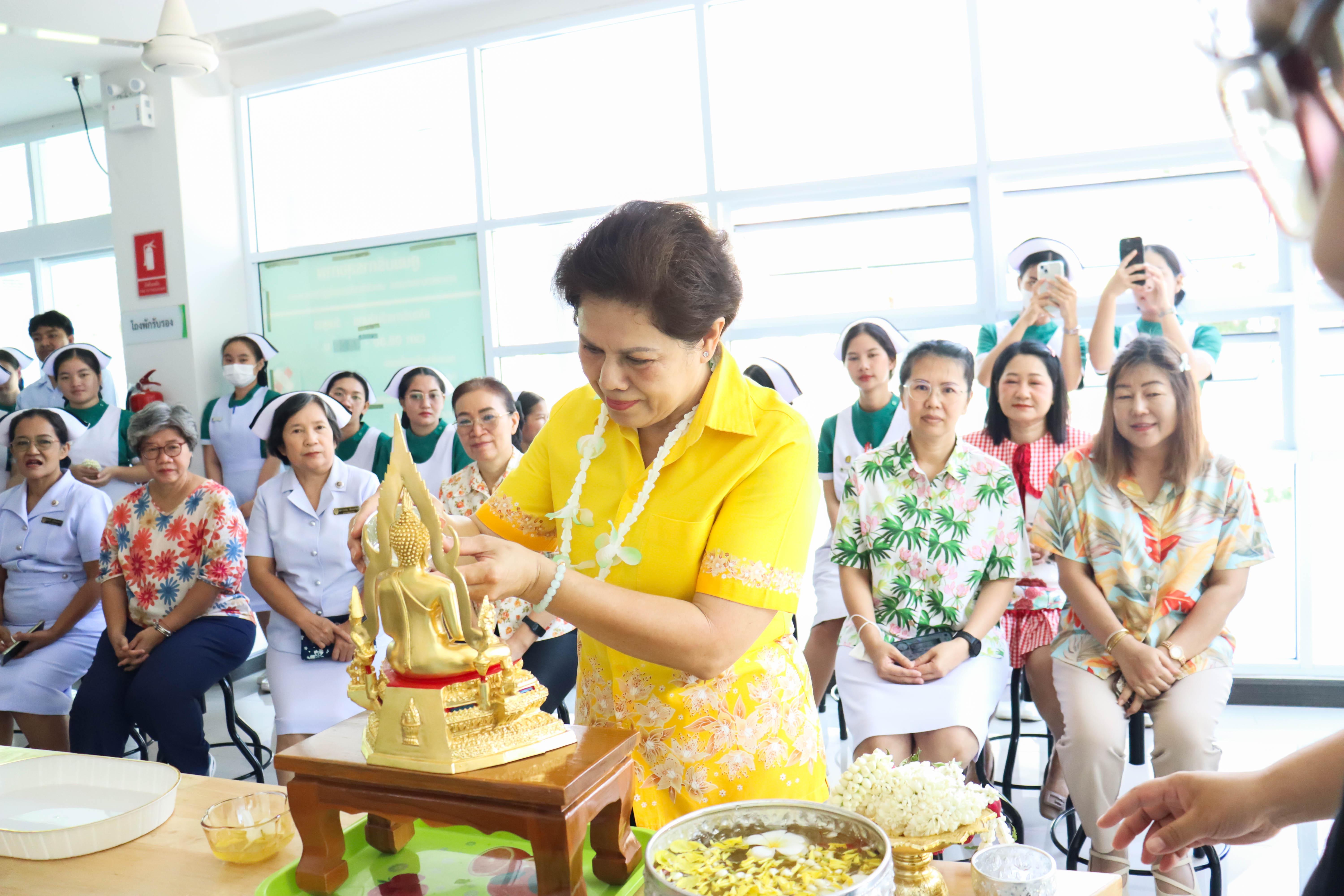 4. รดน้ำดำหัว 68 4. รดน้ำดำหัว 68