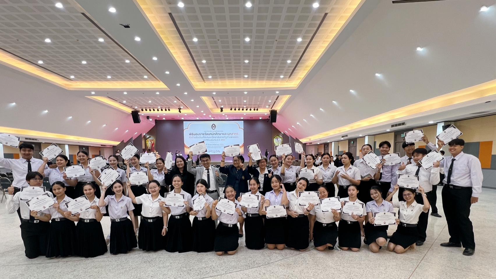 15. พิธีมอบรางวัลแก่นักศึกษาและบุคลากร ที่สร้างชื่อเสียงให้แก่มหาวิทยาลัยราชภัฏกำแพงเพชร