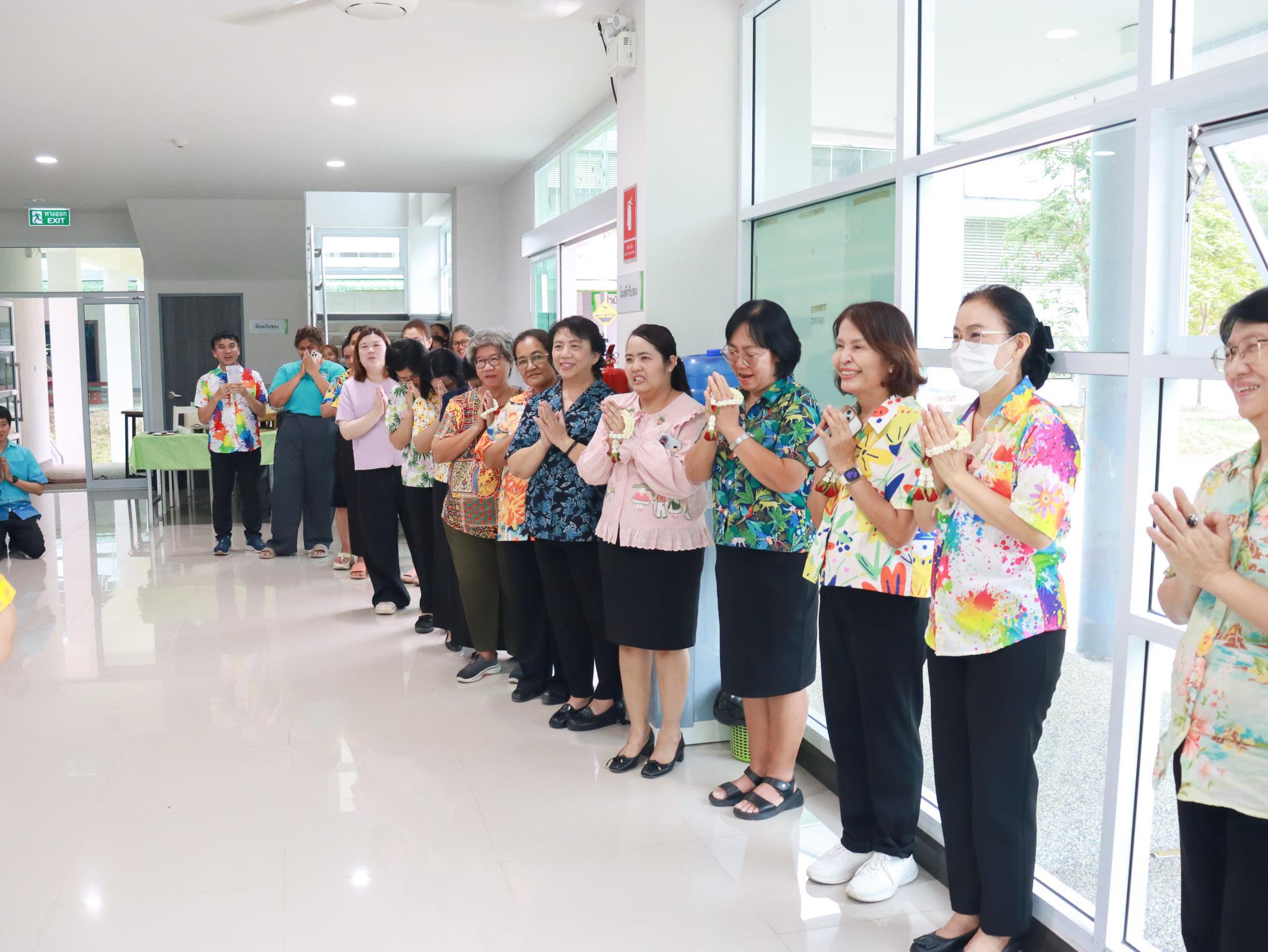 3. รดน้ำดำหัวประเพณีสงกรานต์ 2569