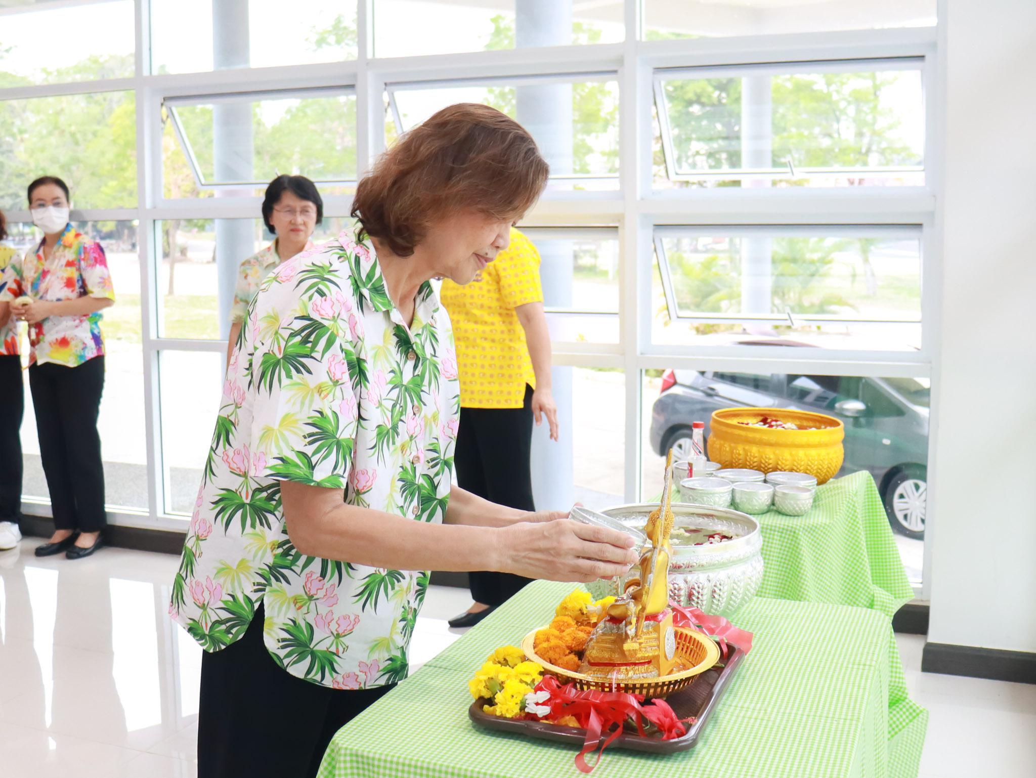 4. รดน้ำดำหัวประเพณีสงกรานต์ 2569