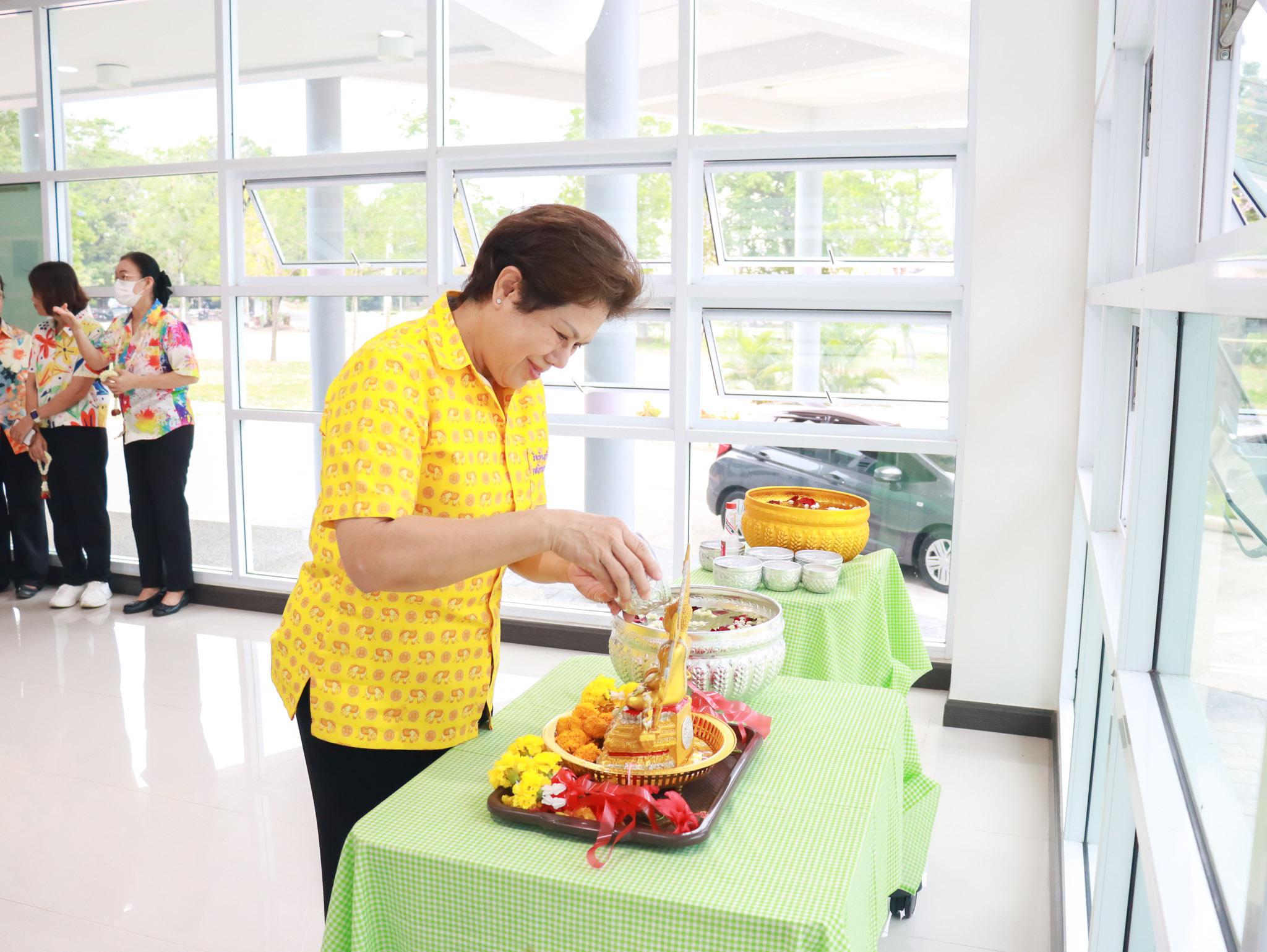 5. ประเพณีสงกรานต์ รดน้ำดำหัว ผู้บริหาร คณะอาจารย์ พยาบาลศาสตร์