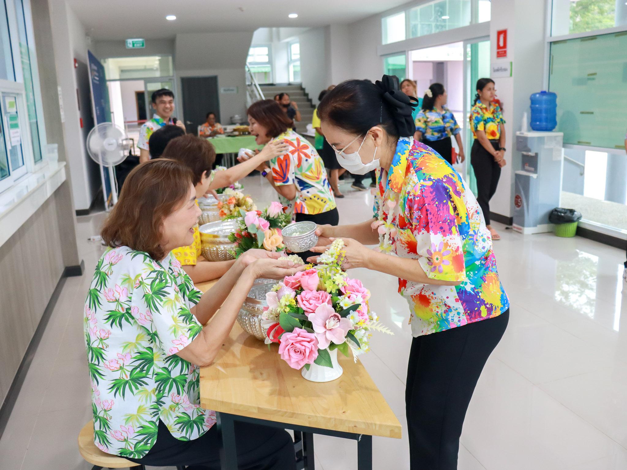 7. ประเพณีสงกรานต์ รดน้ำดำหัว ผู้บริหาร คณะอาจารย์ พยาบาลศาสตร์