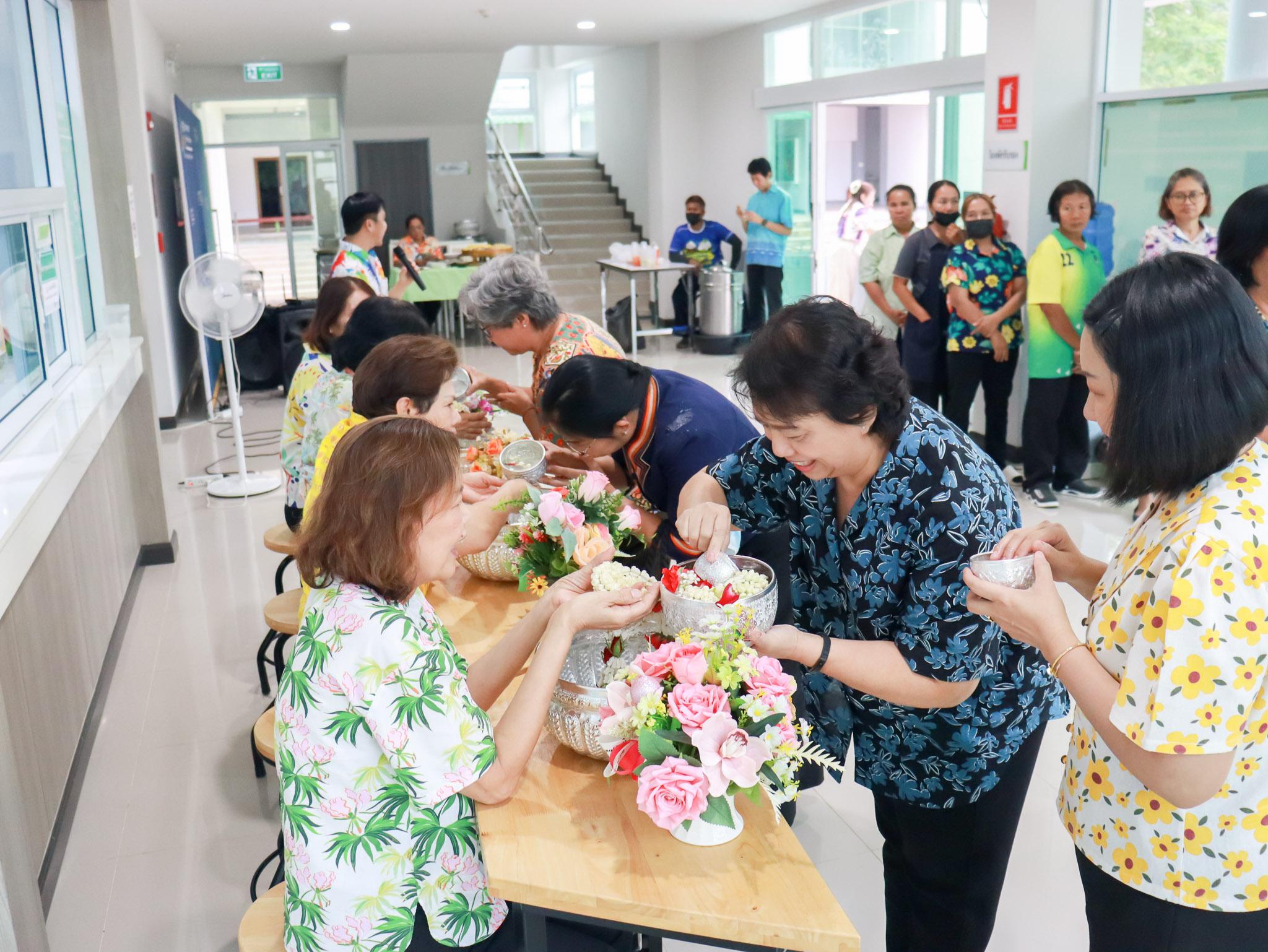 8. ประเพณีสงกรานต์ รดน้ำดำหัว ผู้บริหาร คณะอาจารย์ พยาบาลศาสตร์