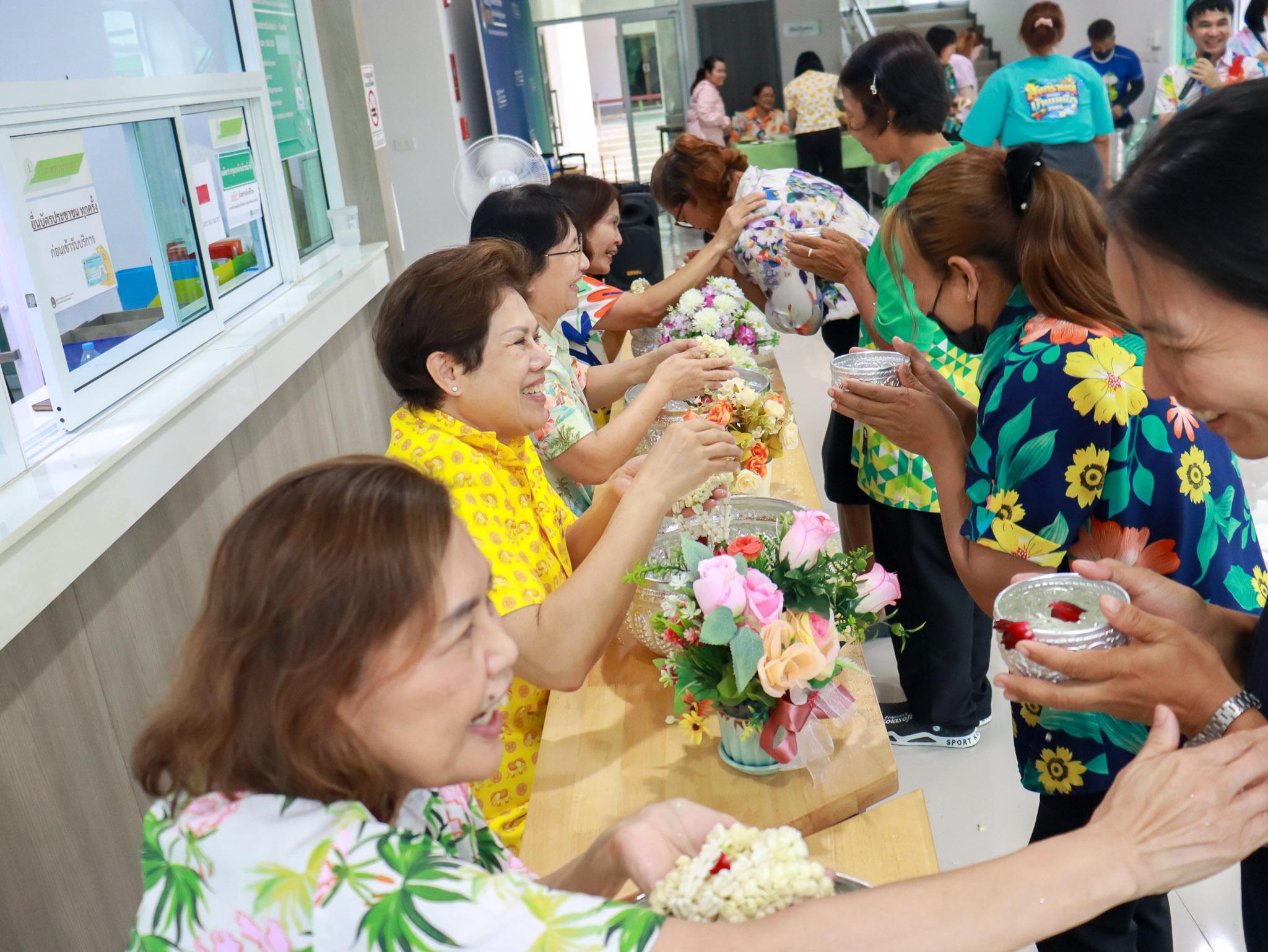 9. ประเพณีสงกรานต์ รดน้ำดำหัว ผู้บริหาร คณะอาจารย์ พยาบาลศาสตร์