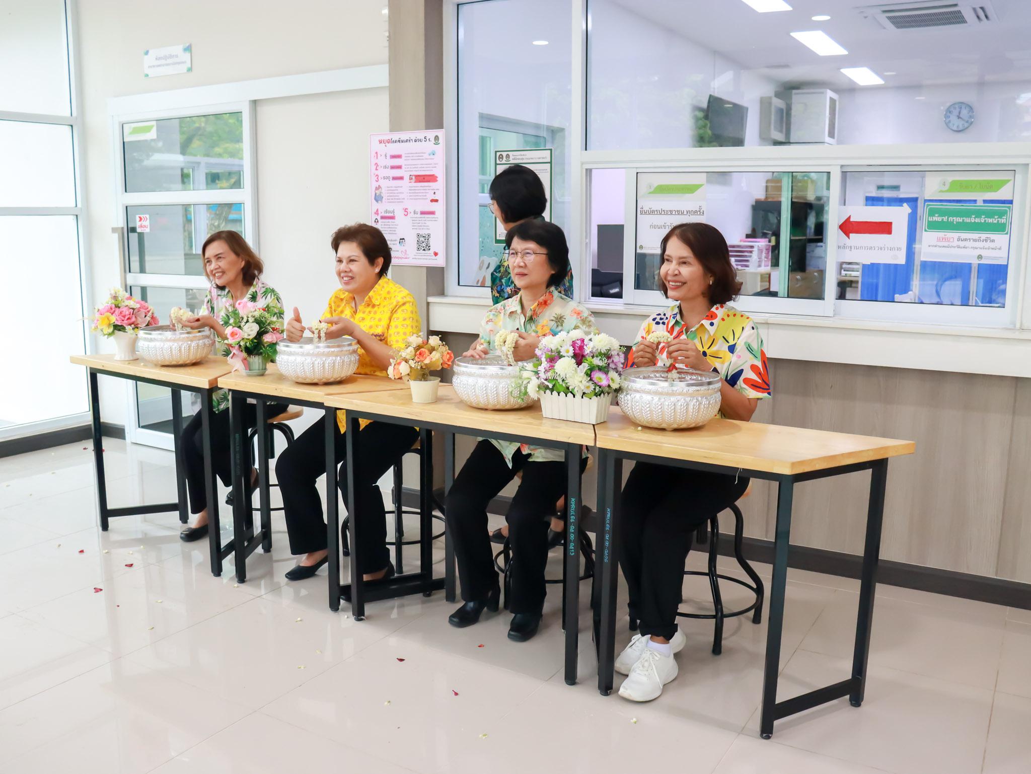 10. ประเพณีสงกรานต์ รดน้ำดำหัว ผู้บริหาร คณะอาจารย์ พยาบาลศาสตร์