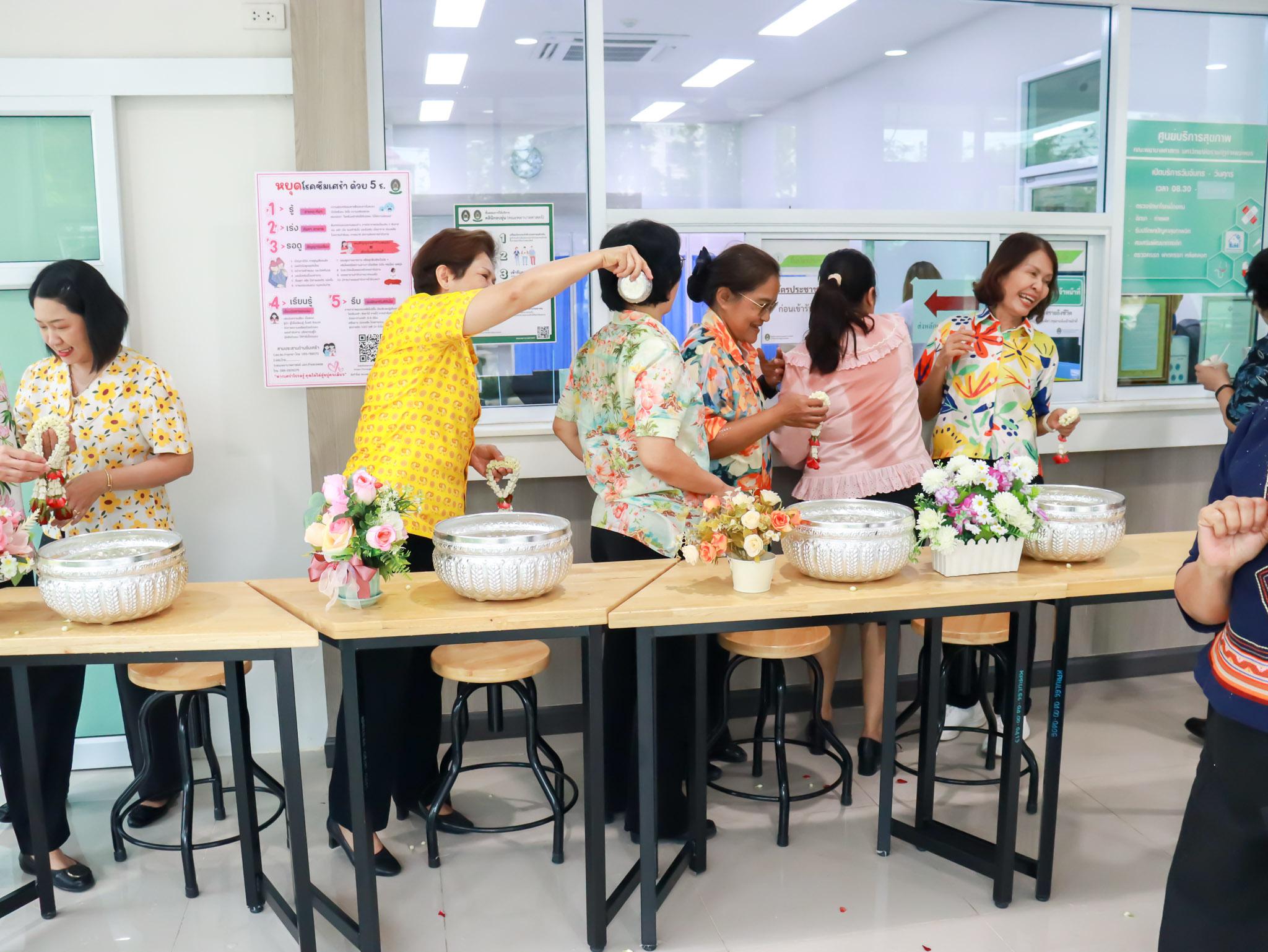 11. ประเพณีสงกรานต์ รดน้ำดำหัว ผู้บริหาร คณะอาจารย์ พยาบาลศาสตร์